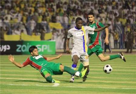 مهاجم النصر ريان بلال يحاول تخطي المدافع الاتفاقي وليد الرجا في مباراة أمس 